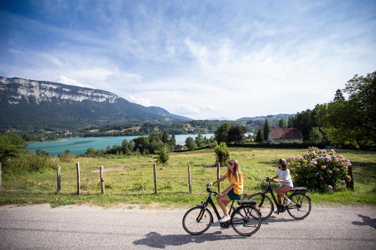 Huttopia Lac d'Aiguebelette Saint-Alban-de-Montbel Esterno foto